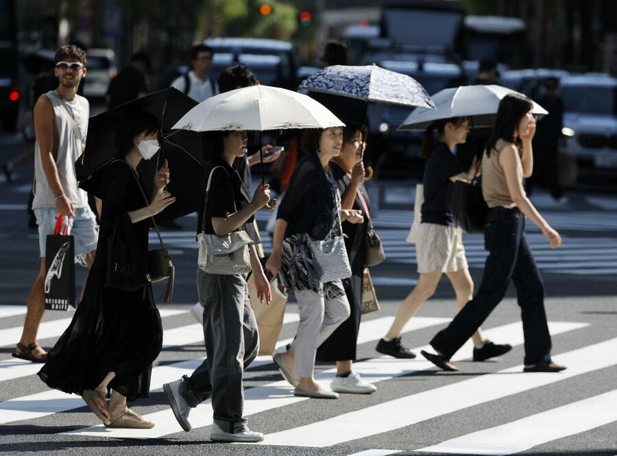 Người dân đi bộ dưới những chiếc ô che nắng giữa cái nóng gay gắt ở Tokyo vào ngày 29/7/2025. (Ảnh: Kyodo News)