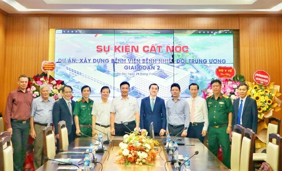 Lễ cất nóc dự án xây dựng Bệnh viện Bệnh Nhiệt đới Trung ương giai đoạn 2
