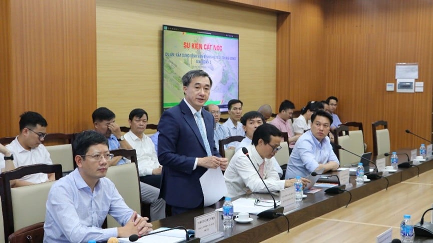 Thứ trưởng Trần Văn Thuấn phát biểu chỉ đạo tại sự kiện cất nóc dự án xây dựng Bệnh viện Bệnh Nhiệt đới Trung ương giai đoạn 2