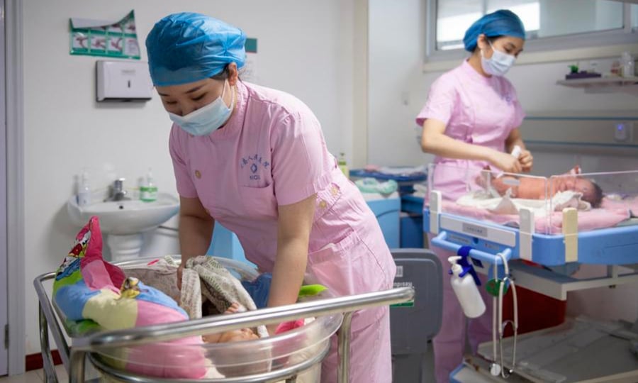Các y tá chăm sóc trẻ sơ sinh tại một bệnh viện ở Hồ Nam (Trung Quốc). Ảnh: Xinhua