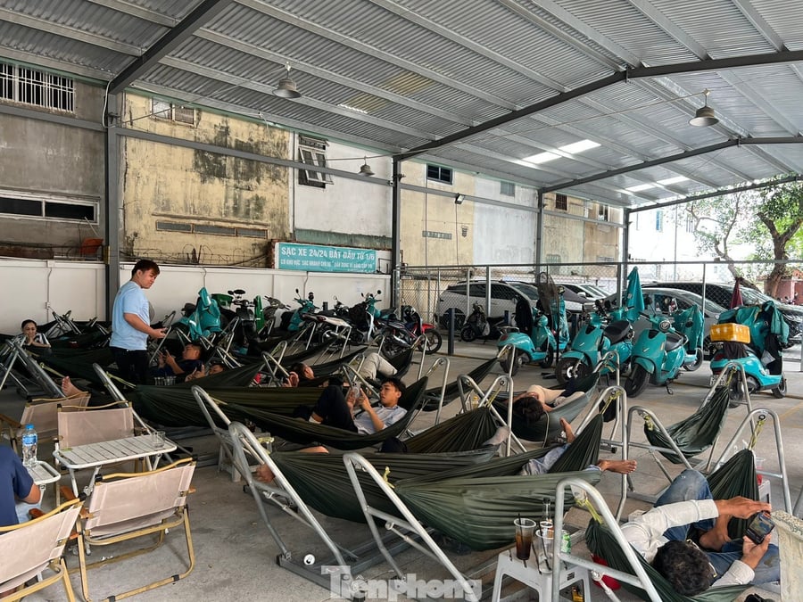 Mô hình sạc xe kiêm dịch vụ ăn uống, nghỉ ngơi nở rộ tại TP. Hồ Chí Minh (Ảnh: Báo Tiền Phong)