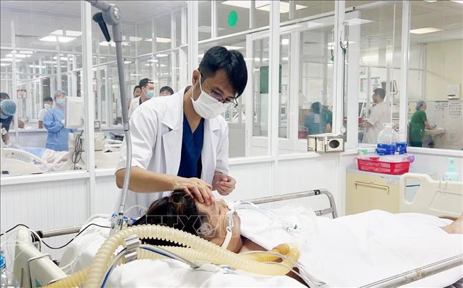 Bác sĩ Bệnh viện Quân y 175, TP. Hồ Chí Minh điều trị cho bệnh nhân sốt xuất huyết nặng. Ảnh minh họa: Đinh Hằng/TTXVN