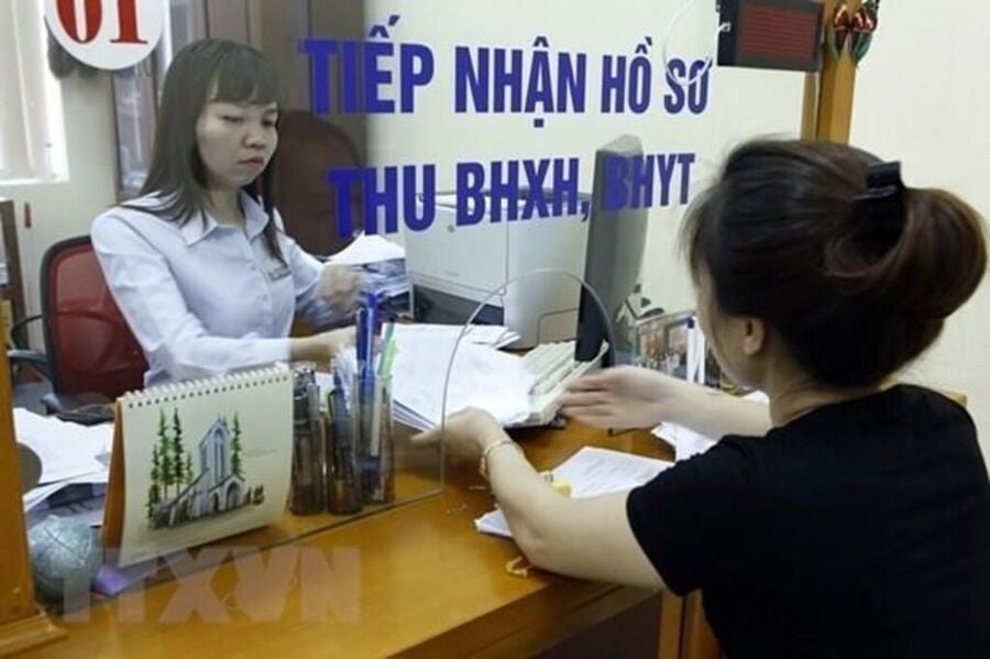 Giải quyết chế độ bảo hiểm xã hội cho người dân. Ảnh tư liệu: TTXVN
