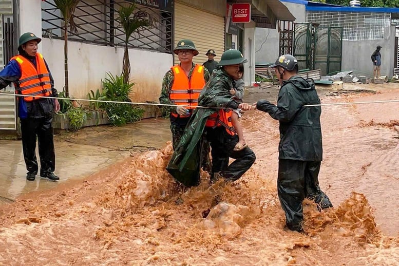 Lực lượng chức năng đưa người dân ra khỏi vùng nguy hiểm.