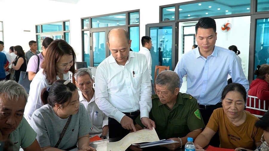  Lãnh đạo Phường Yên Bái và Giám đốc Văn phòng đất đai hướng dẫn người dân
