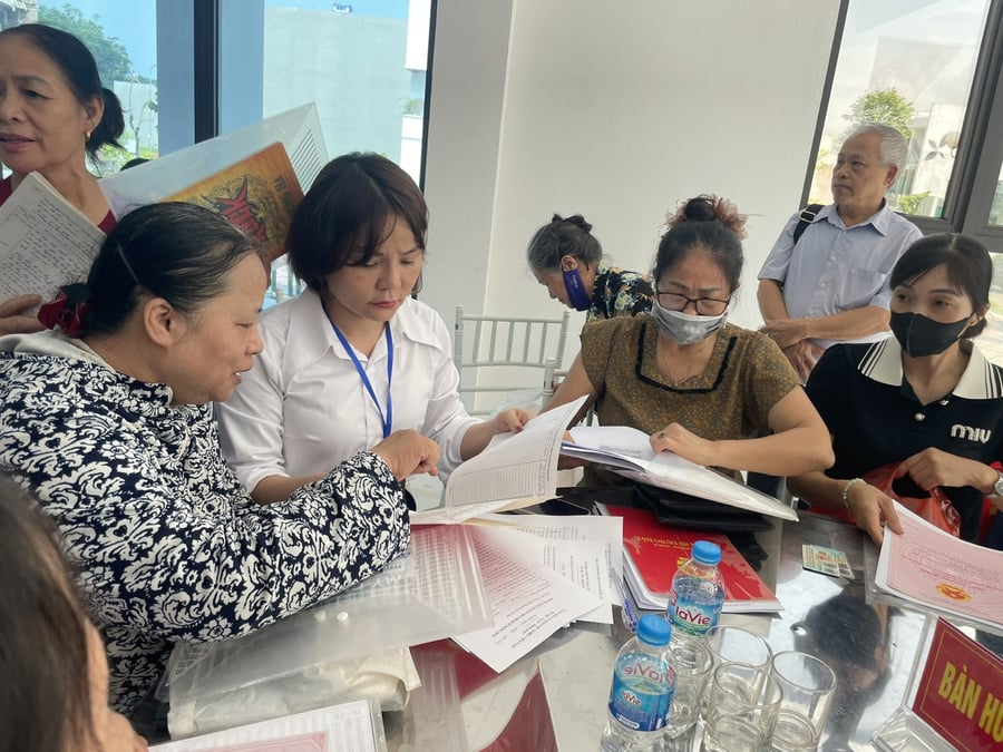 Người dân đến được hướng dẫn hoàn thành các thủ tục về đất đai nhanh nhất
