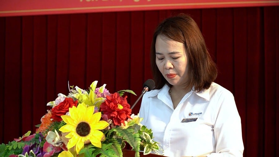 Đồng chí Phạm Lan Anh, Giám đốc Văn phòng đăng ký đất đai phát biểu tại ngày cuối tuần cùng dân năm 2025