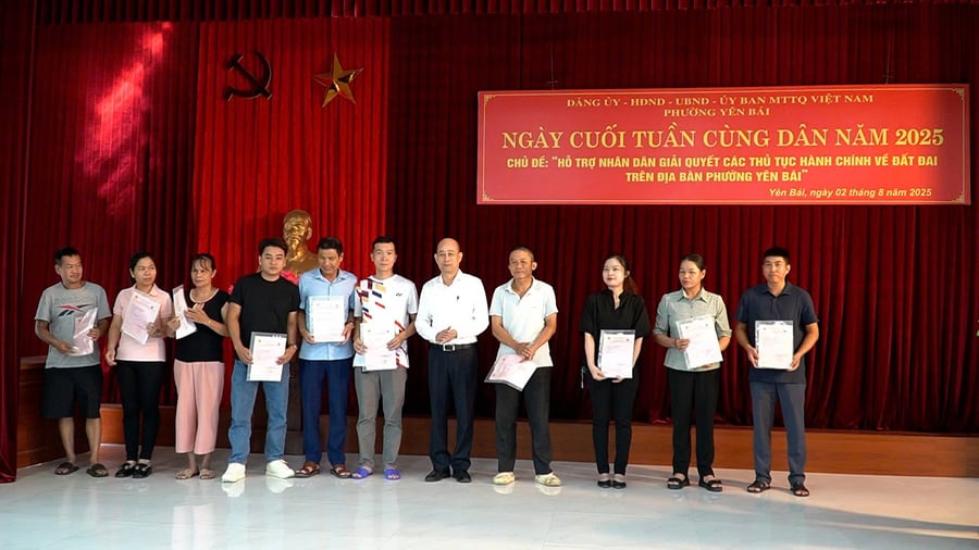 Lãnh đạo Phường Yên Bái trao trao trả kết quả luôn trong 