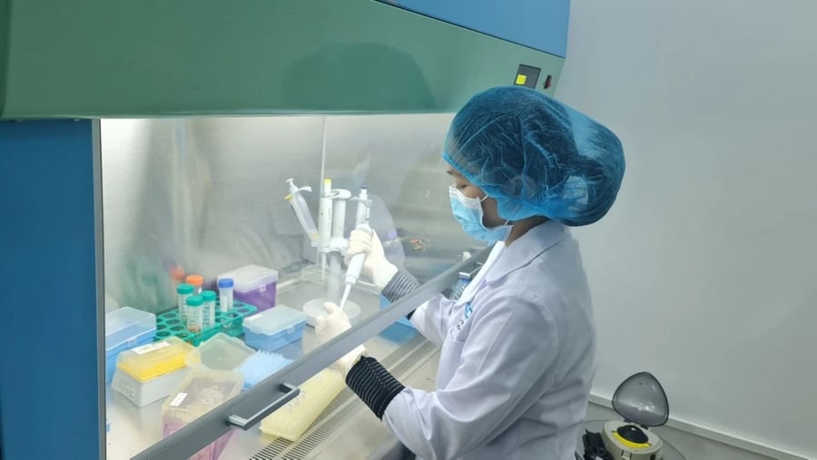 Giám định viên của Trung tâm Giám định ADN phân tích một mẫu hài cốt liệt sĩ. Ảnh: VGP