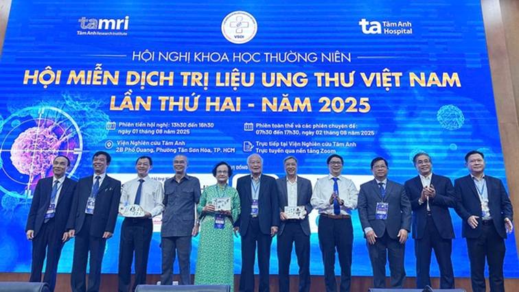 Ban tổ chức hội nghị cùng chủ tọa đoàn và lãnh đạo, nguyên lãnh đạo Bộ Y tế
