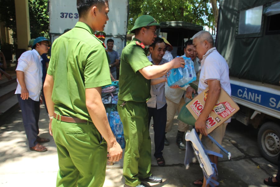 Lực lượng công an xã Quan Thành không quản ngại vất vả, vượt hàng trăm km để đưa hàng hóa, nhu yếu phẩm lên trực tiếp cho người dân