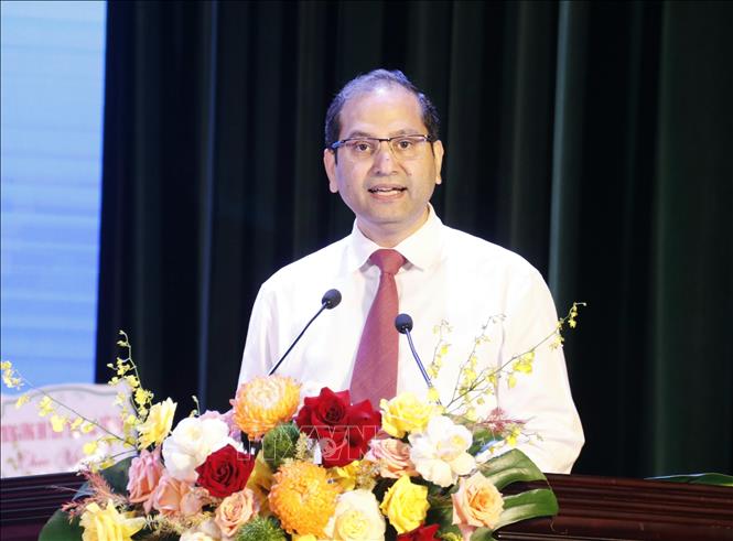 Ông Atul Tandon, Tổng Giám đốc AstraZeneca Việt Nam, đại diện các đơn vị phối hợp triển khai Chương trình “Mạng lưới Đổi mới Sáng tạo Y tế - Tiếp cận Y tế Toàn diện” phát biểu tại chương trình.