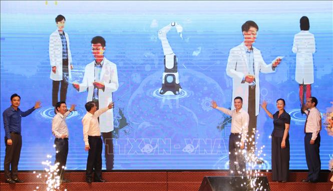 Các đại biểu nhấn nút phát động Chương trình Y tế thông minh dành cho cộng đồng tỉnh Bắc Ninh.