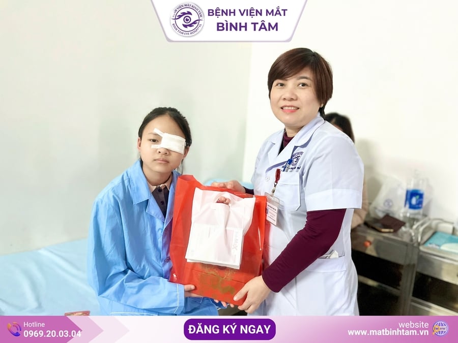 Bệnh viện thường xuyên tổ chức hàng các đợt khám mắt miễn phí cho người cao tuổi, trẻ em nghèo