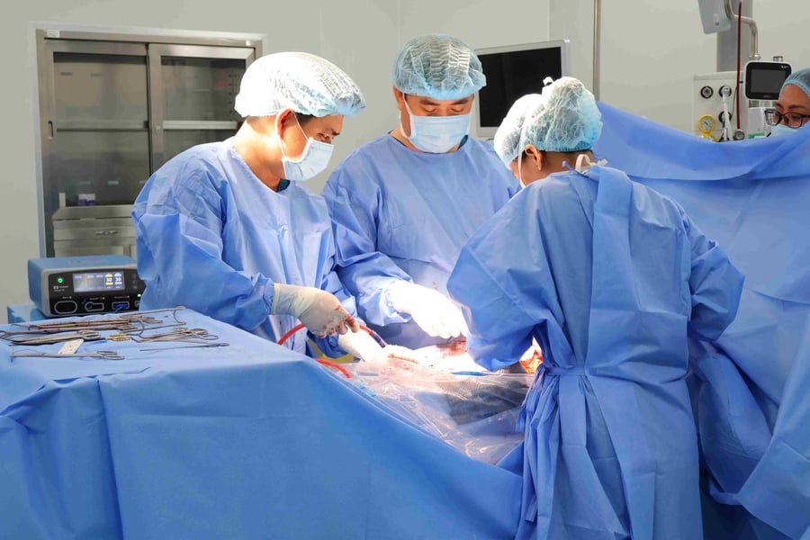 Các bác sĩ thực hiện phẫu thuật bóc tách nang buồng trứng cho bệnh nhi