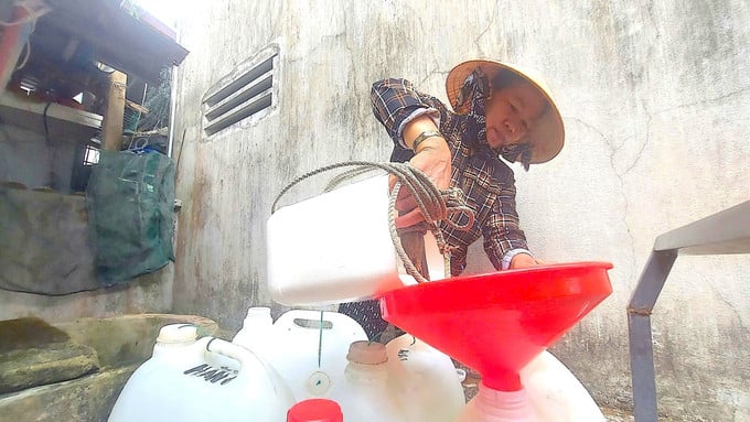Người dân làng chài Minh Hải phải chắt nước ngọt vào từng can để tích trữ và sử dụng