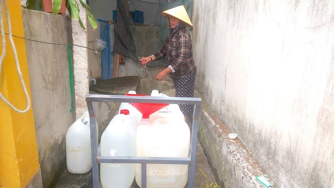 Người dân tại làng chài Minh Hải phải chắt nước ngọt vào từng can để tích trữ và sử dụng