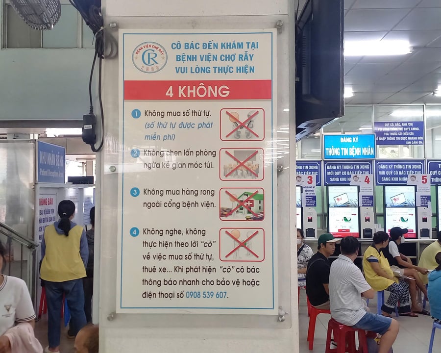 Biển cảnh báo được treo nhiều vị trí trong khuôn viện Bệnh viện Chợ Rẫy.