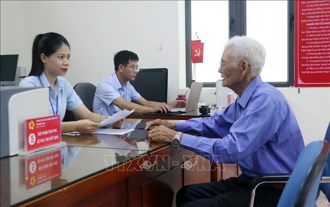 Trung tâm phục vụ hành chính công xã đảo tiền tiêu Vĩnh Thực phục vụ nhân dân. Ảnh: Văn Đức/TTXVN