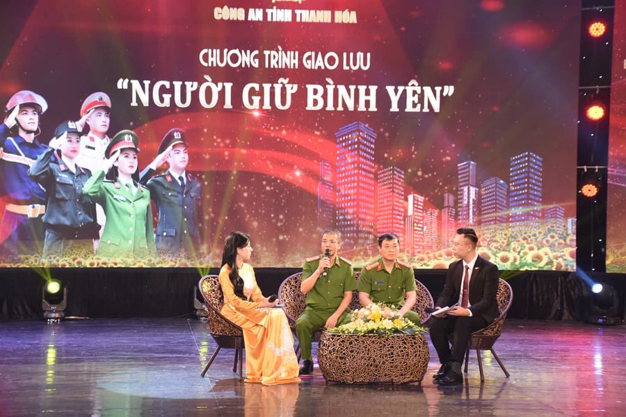 Các tập thể, cá nhân tiêu biểu đại diện cho các thế hệ, lĩnh vực công tác trong lực lượng Công an Thanh Hoá tham dự giao lưu (Ảnh: Công an tỉnh Thanh Hóa)