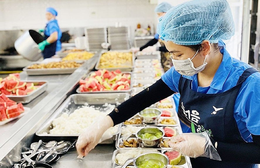 Xây dựng bữa ăn học đường đảm bảo vệ sinh an toàn thực phẩm. Ảnh minh họa