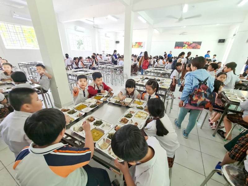 Bữa ăn bán trú đạt chất lượng sẽ giúp học sinh phát triển tốt cả về thể lực và trí lực. Ảnh minh họa