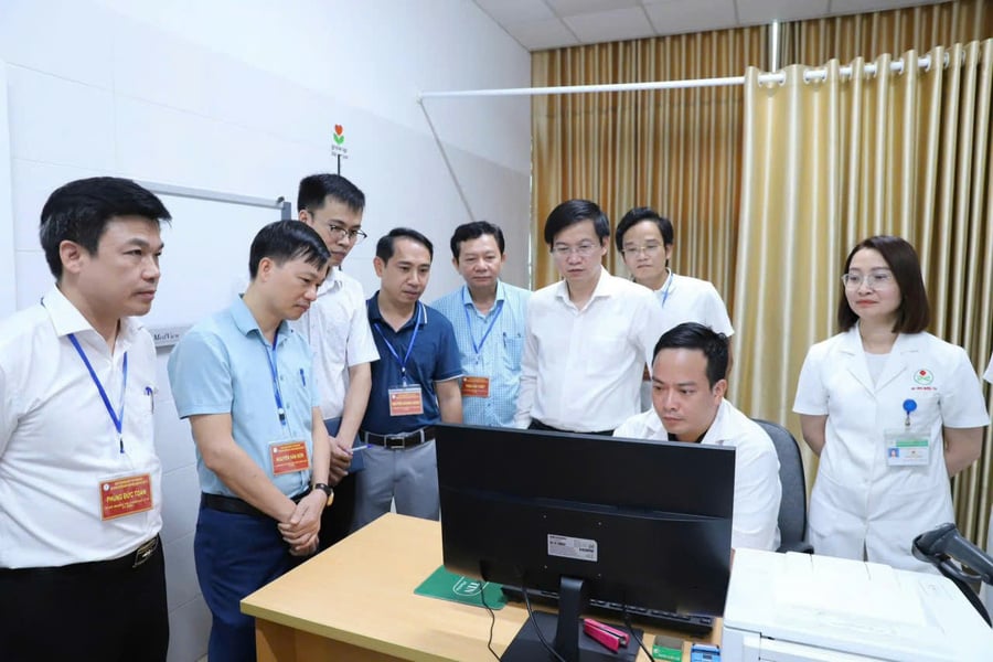Ông Lê Văn Cường và đoàn công tác Sở Y tế kiểm tra, thẩm định bệnh án điện tử tại Bệnh viện Ung bướu tỉnh Thanh Hóa