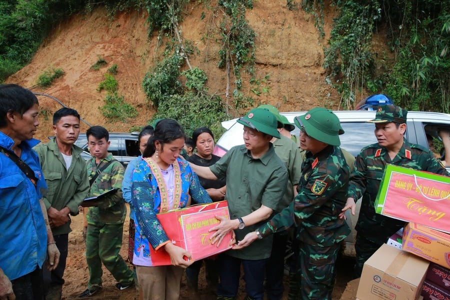 Phó Thủ tướng Trần Hồng Hà thăm hỏi, động viên người dân bản Háng Pú Xi, xã Xa Dung bị thiệt hại nặng nề do lũ quét, sạt lở đất
