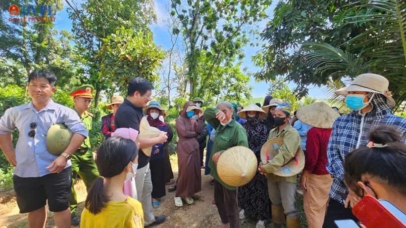 Trước đó người dân bức xúc tập trung đông để phản ánh phản đối việc trang trại heo xả thải gây hôi thối trong khu dân cư