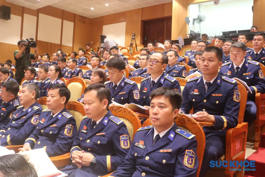 Các đại biểu, đại diện cho toàn thể đảng viên trong toàn Đảng bộ Cảnh sát biển Việt Nam tham dự đại hội