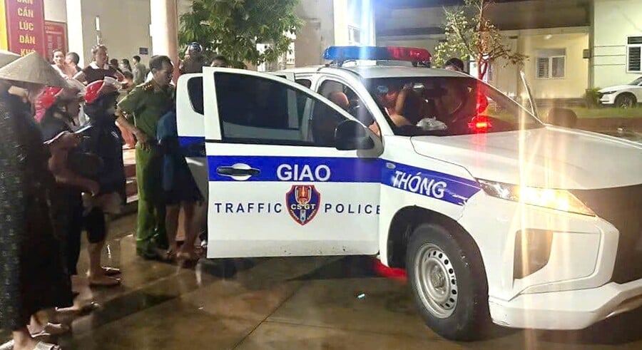 Tổ công tác CSGT Công an tỉnh Thanh Hóa đưa người dân ngã bất tỉnh đi cấp cứu