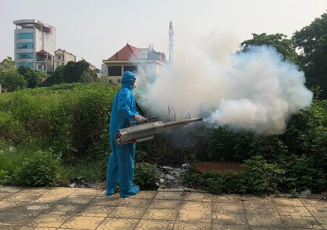 Phun hóa chất diệt muỗi truyền bệnh sốt xuất huyết. Ảnh minh họa: soyte.hanoi.gov.vn