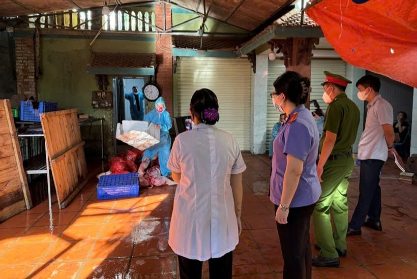 Lực lượng chức năng kiểm tra cơ sở giết mổ lợn nhiễm dịch tả lợn châu Phi. (Ảnh: Báo BVPL)