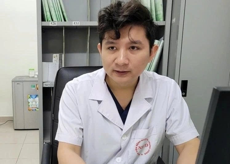 Bác sĩ Lê Văn Thiệu, khoa Nhiễm khuẩn Tổng hợp, Bệnh viện Bệnh Nhiệt đới Trung ương (Ảnh: VOV)