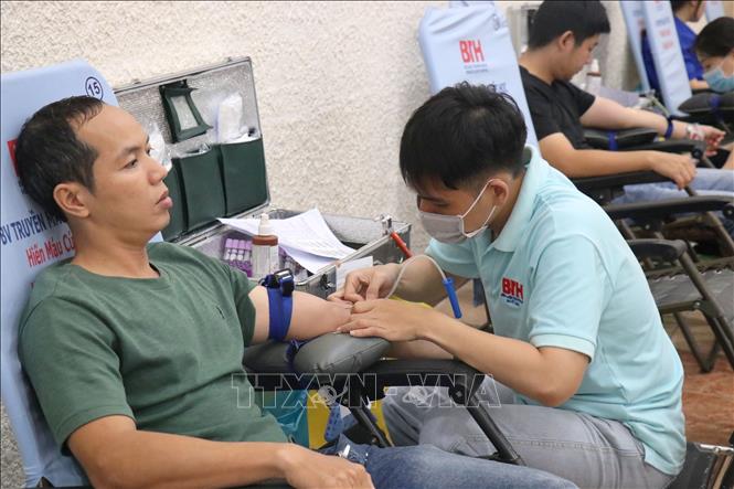 Đông đảo đoàn viên, người lao động Thành phố Hồ Chí Minh tham gia hiến máu tình nguyện. Ảnh: Thanh Vũ/TTXVN