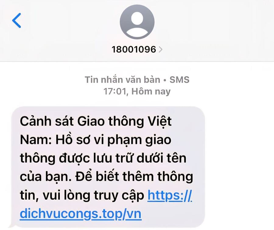 Các đối tượng sử dụng số điện thoại ẩn danh đặt tên “18001096” mạo danh lực lượng CSGT để nhắn tin đến người dân thông báo về vi phạm và kèm đường link để người dân truy cập
