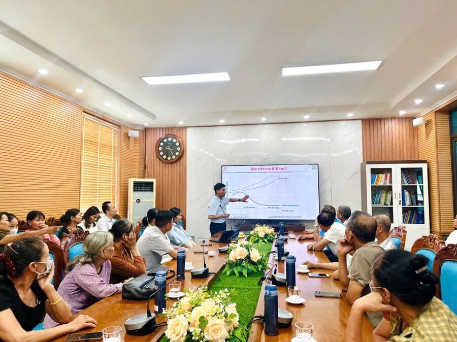 Nhóm nghiên cứu đã có buổi gặp gỡ và tư vấn, hướng dẫn cho 34 người bệnh đái tháo đường được lựa chọn tham gia nhóm can thiệp, với Chuyên đề: “Hướng dẫn kiểm soát đường huyết cho người bệnh đái tháo đường”
