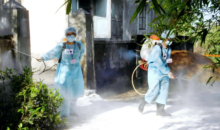 Chi cục Chăn nuôi và Thú y phun thuốc tại các điểm có ca bệnh, không để dịch bệnh lây lan diện rộng (Ảnh: Huế ngày nay)