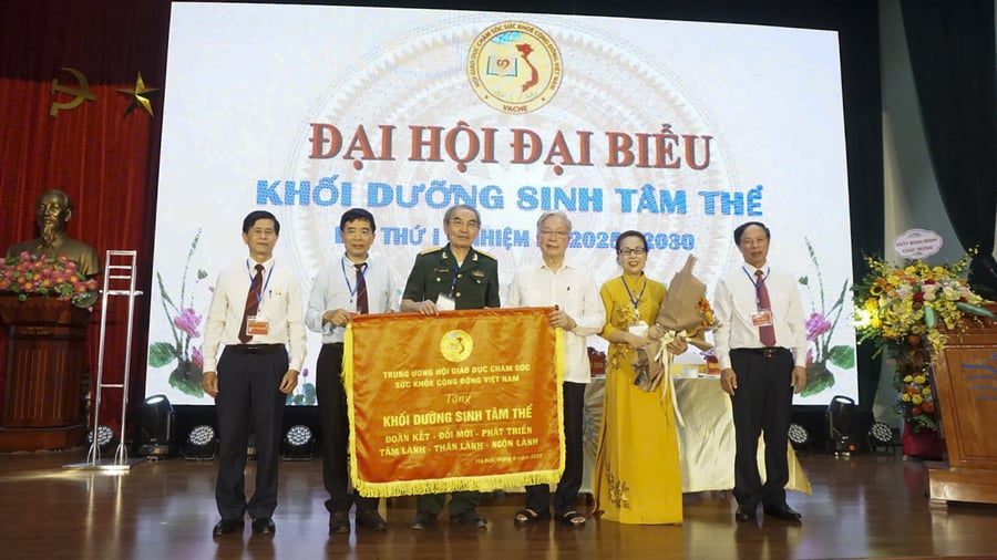 Ông Nguyễn Hồng Quân – nguyên Ủy viên BCH Trung ương Đảng, nguyên Bộ trưởng Bộ Xây dựng, Chủ tịch Trung ương Hội GDCSSKCĐVN đã tặng bức trướng tới tập thể Khối DSTT
