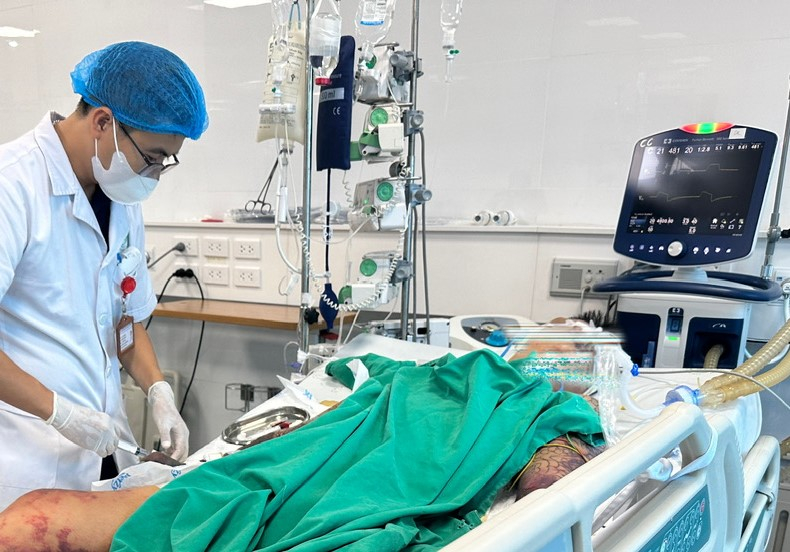 Bệnh nhân mắc liên cầu lợn đang điều trị tại Bệnh viện Bệnh nhiệt đới Trung ương (Ảnh: Báo Chính Phủ)
