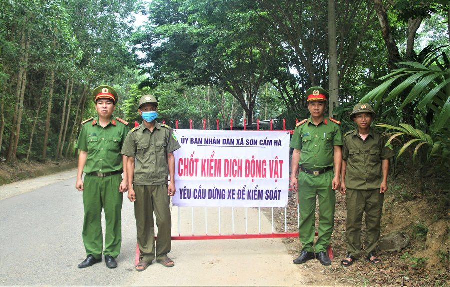 Các lực lượng tăng cường kiểm soát phòng chống dịch, hạn chế sự lây lan - Ảnh: VGP/Lưu Hương