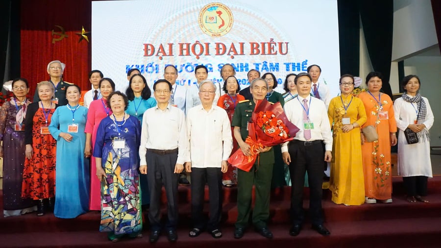 Ông Nguyễn Hồng Quân, Chủ tịch Hội GDCSSKCĐVN tặng hoa chúc mừng Ban chấp hành Khối DSTT nhiệm kỳ 2025–2030