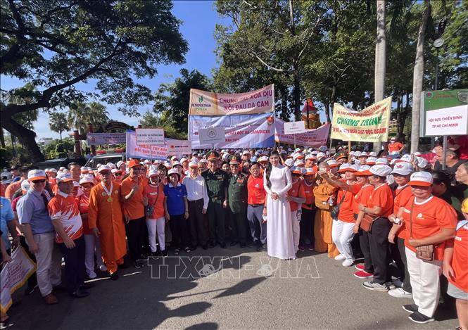 Nguyên lãnh đạo Đảng, Nhà nước; lãnh đạo UBND, Ủy ban MTTQ Việt Nam TP Hồ Chí Minh; đại diện cơ quan ngoại giao và đông đảo người dân tham gia đi bộ đồng hành “Vì nạn nhân chất độc da cam/dioxin năm 2025”