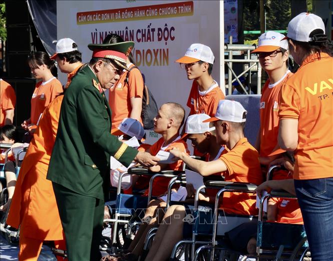 Lãnh đạo Hội nạn nhân chất độc da cam/dioxin Việt Nam tặng quà cho nạn nhân da cam tại chương trình đi bộ đồng hành 