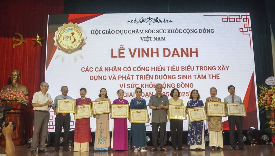 Ông Nguyễn Hồng Quân - Chủ tịch Hội GDCSSKCĐ Việt Nam trao bằng khen tới các tập thể xuất sắc của Khối DSTT