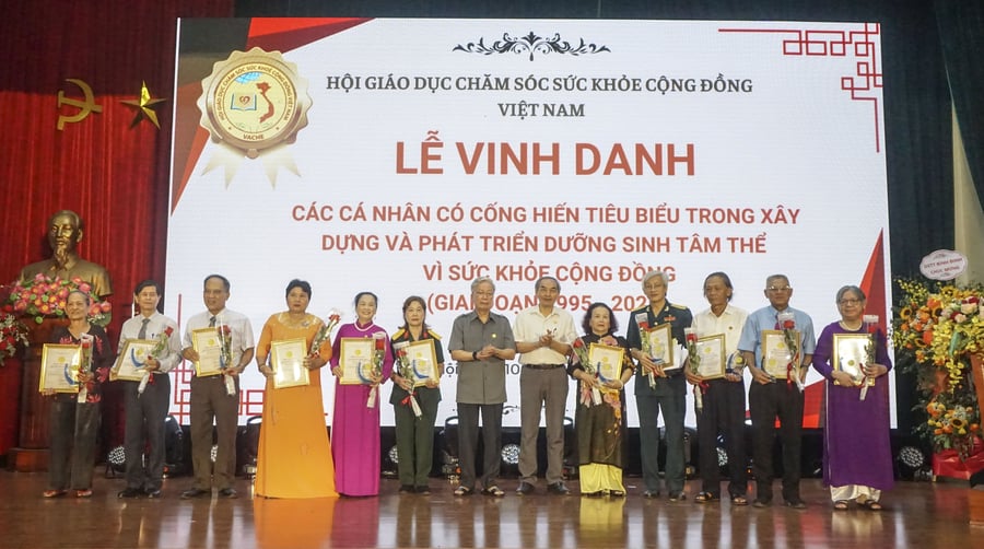 Ông Nguyễn Hồng Quân - Chủ tịch Hội GDCSSKCĐ Việt Nam trao bằng vinh danh tới các cá nhân xuất sắc Khối DSTT