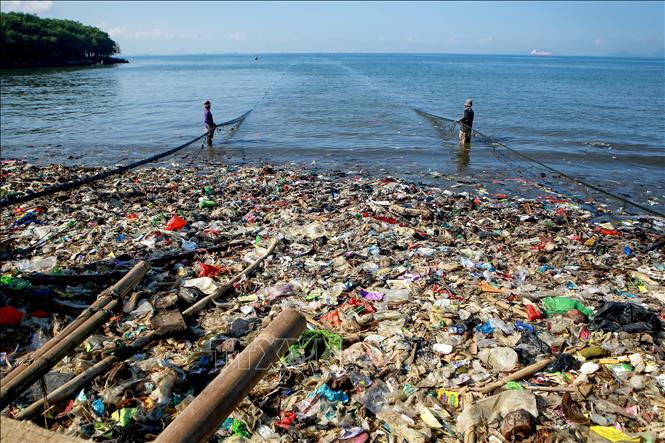  Rác thải nhựa trên bờ biển Sukaraja ở Lampung, Indonesia. (Ảnh minh họa: THX/TTXVN)