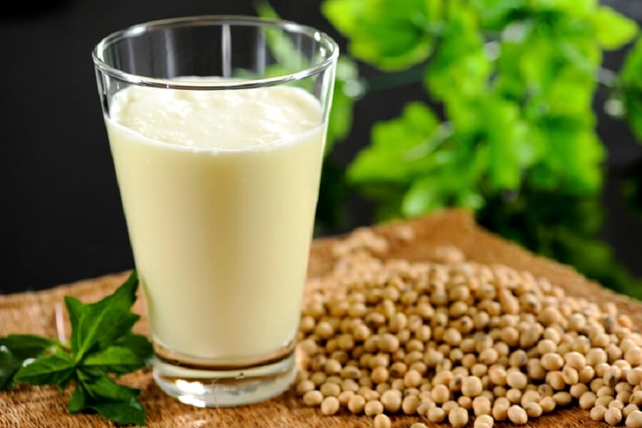 Uống đậu nành thường xuyên đem lại nhiều lợi ích cho sức khỏe (Ảnh minh họa)