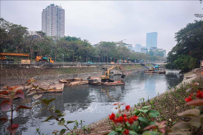Công ty TNHH Một thành viên Thoát nước Hà Nội tích cực huy động nhân lực, vật lực thực hiện nạo vét, hút bùn sông Tô Lịch (Ảnh: Hoàng Hiếu/TTXVN)