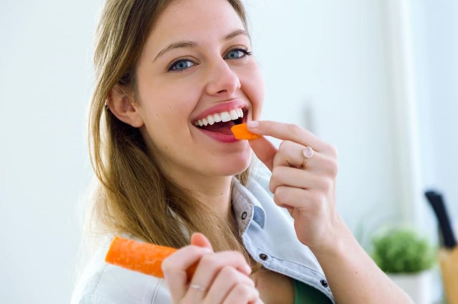 Cà rốt có tác dụng làm sạch mảng bán trên răng (Ảnh minh họa)